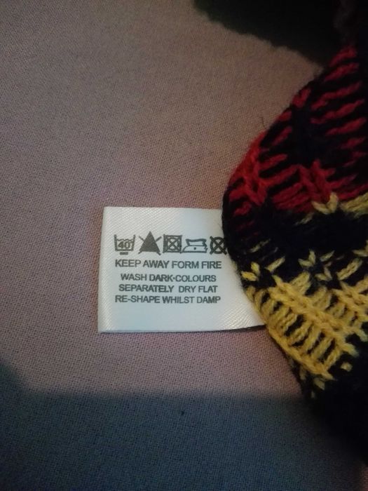 Kolorowy sweter w indiański wzór