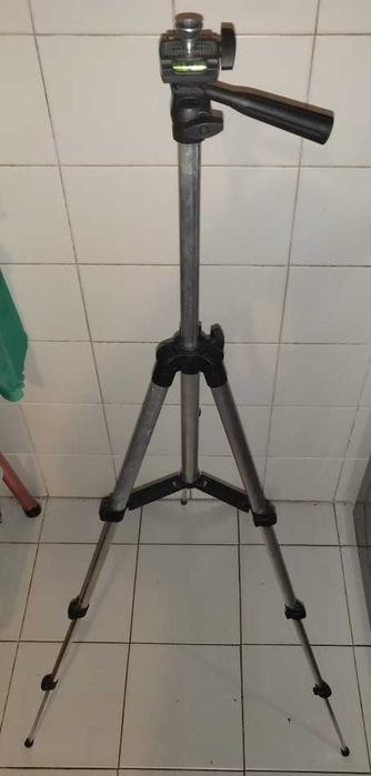 Tripé extensível com nível