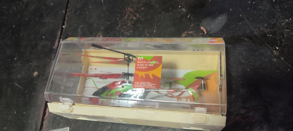 Залізна дорога - вертоліт на дистанційному керуванні.