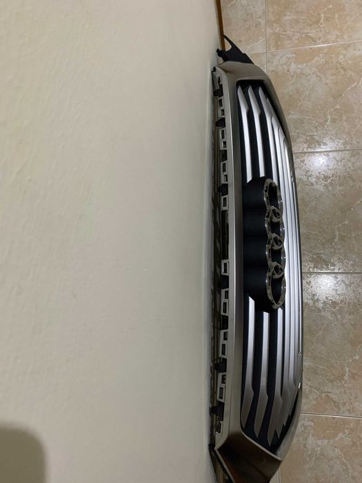 Audi Q7 Grelha 4M
