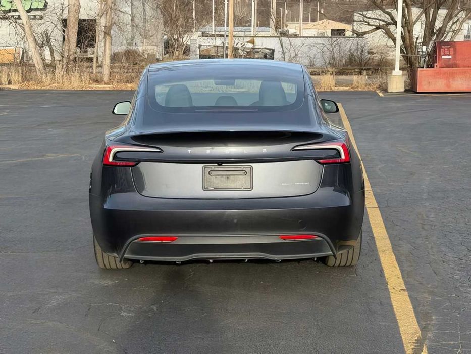 Tesla Model 3      2024