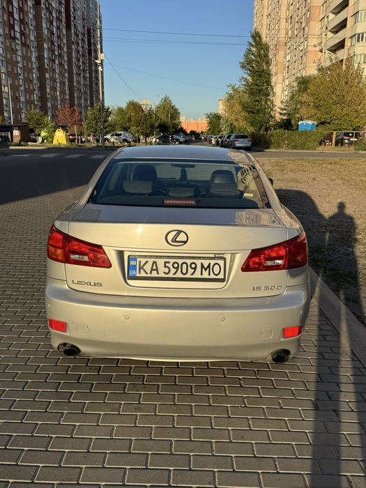 Lexus IS 300.  .