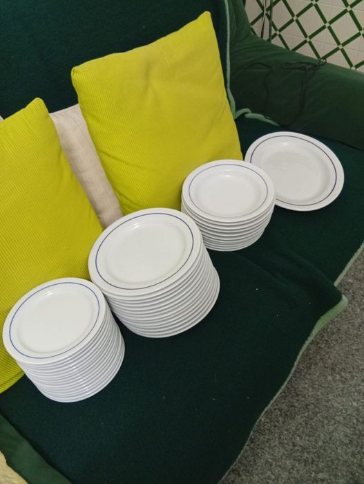 Pratos de sobremesa, ladeiros, sopa e travessa