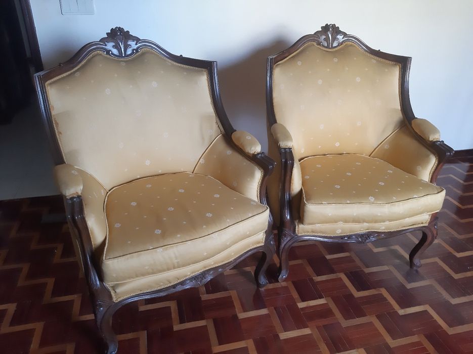 2  cadeiroes amarelos com entrega  a combinar