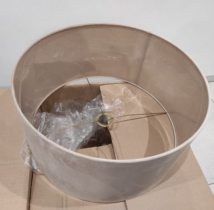 Beżowy welurowy abażur średnica 50 cm. 24,5cm wysokość