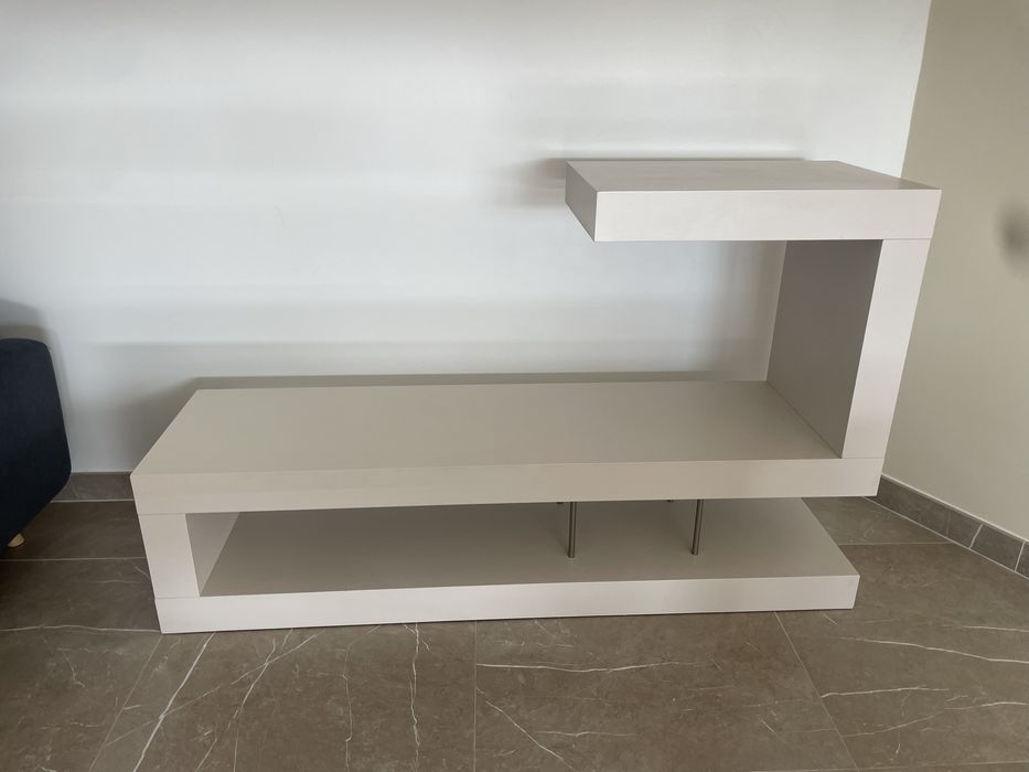Sala de estar com linhas modernas e elegante