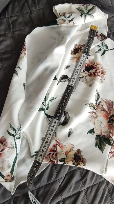 Sukienka midi w kwiaty Boohoo M