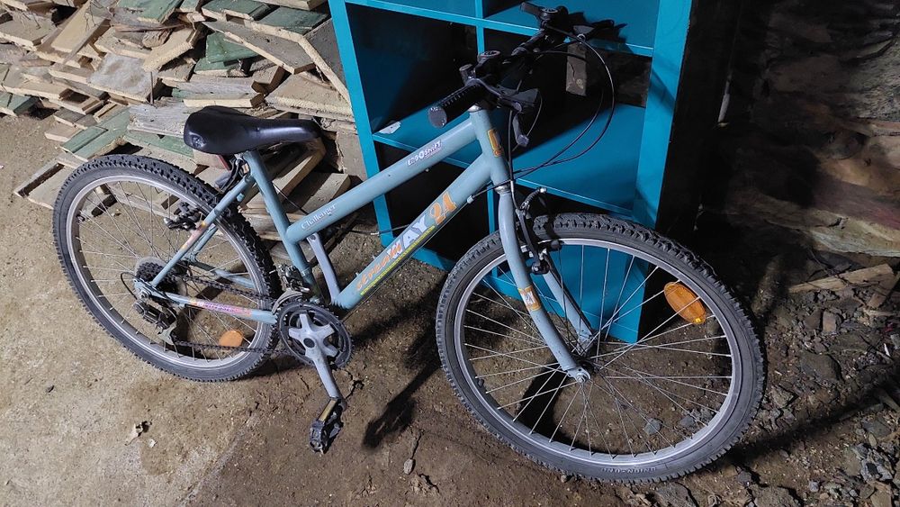 Bicicleta usada pneu traseiro furado