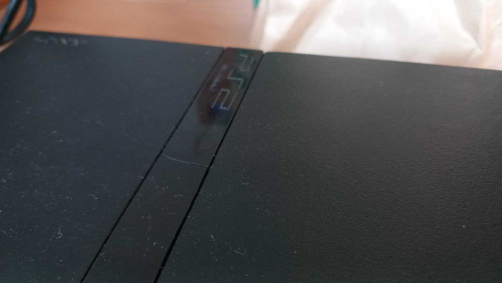 PS2 com marcas de uso - Inclui comando e cabos