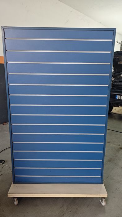 Móvel expositor com iluminação