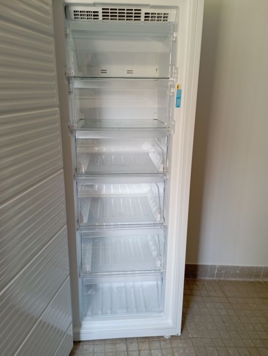 Arca  congeladora vertical, Indesit, no frost