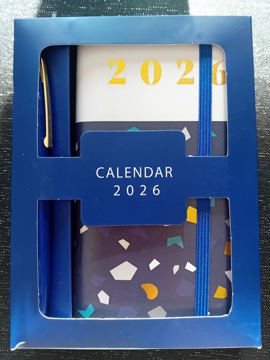 Mini kalendarz 2026 z długopisem. Nowy w pudełku.