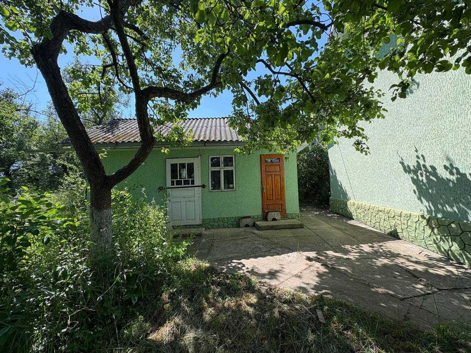 15км від центра чернівців Продам домоволодіння з двома житловими будинками на 50 сотках землі  Чернівецька область, Чернівецький район, с. Кут