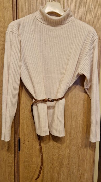 Kremowy golf damski z dodatkami