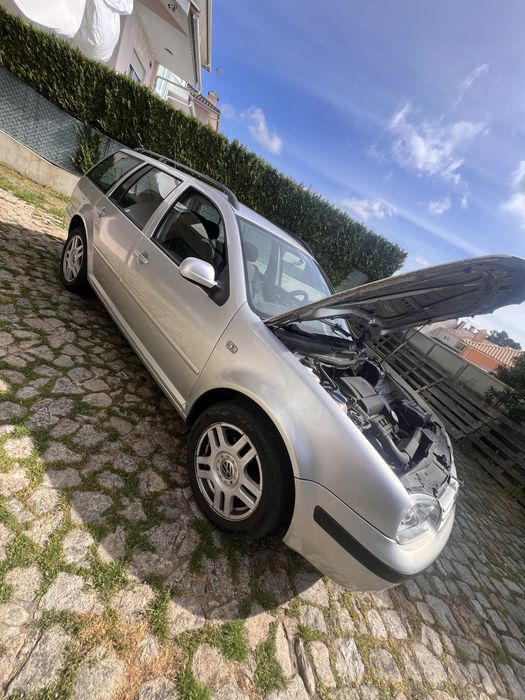 Viatura Golf carrinha de 5 lugares