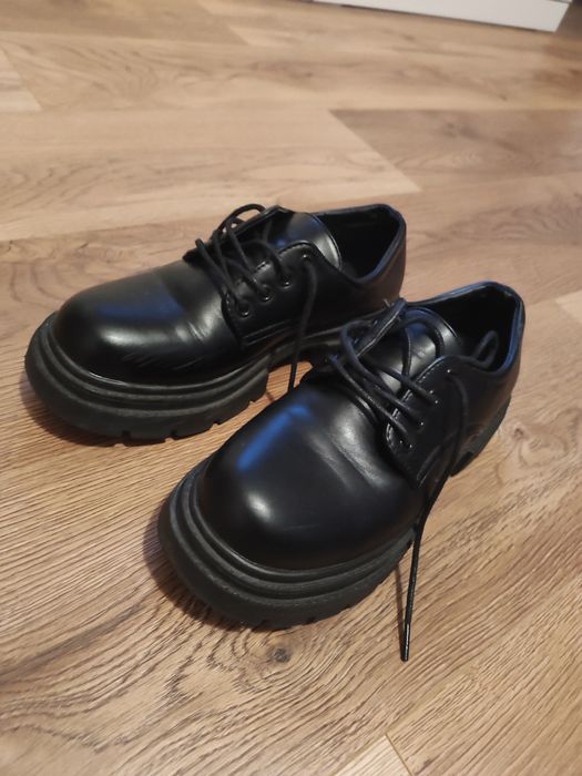 Czarne sznurowane eleganckie buty ala skórzane