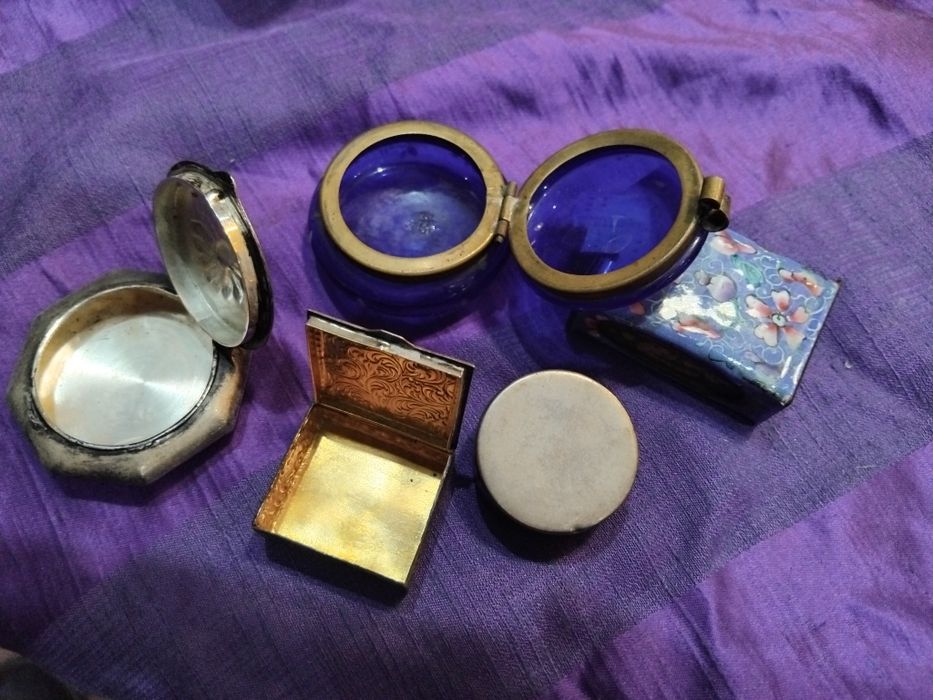 Cinco  caixas antigas duas de prata