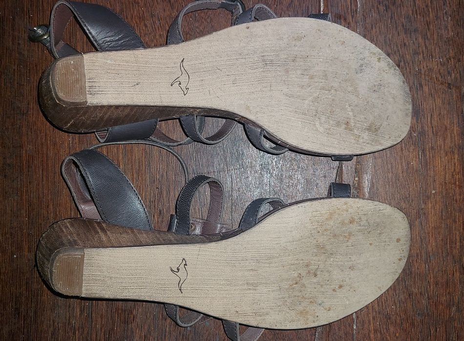 Sandálias Kangaroos tamanho 40
Castanhas, em pele
Têm ligeiro salto