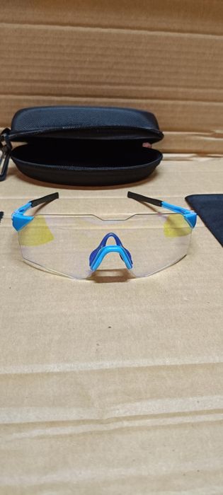 Uniwersalne okulary sportowe z dużymi  szkłami.