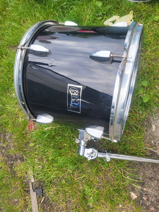 Różne bębny do perkusji