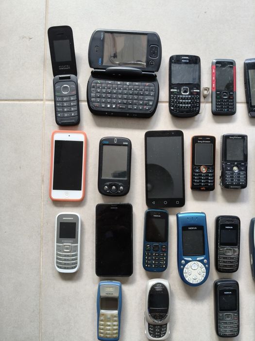 Vários telemóveis usados