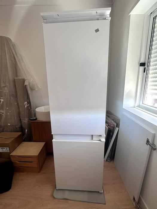 Frigorífico encastrável Whirlpool ART 66011 273L, como novo