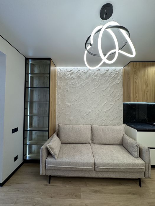 Велика 1-кімнатна квартира видова на Міське Озеро