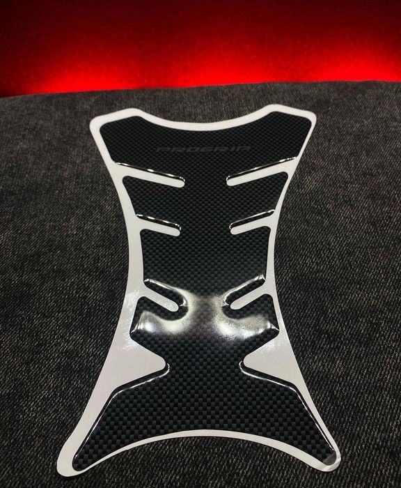 Наклейки на бак карбонові