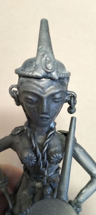 Estatueta em metal parece prata sem marcas. (ver desconto no texto)