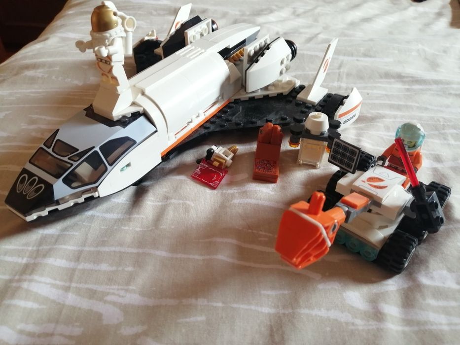 Vários Legos (carros e helicóptero)