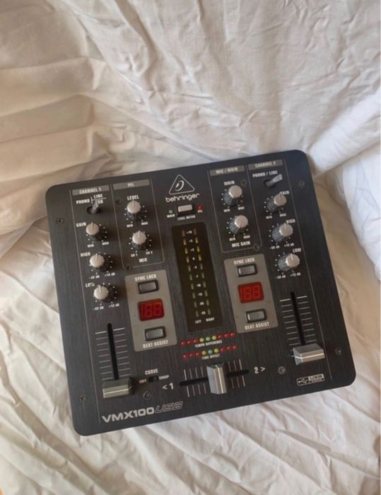 Behringer VMX100USB - DJ Mixer/Audio Interface