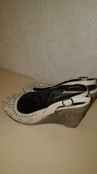 Босоножки на танкетке, 39-й размер