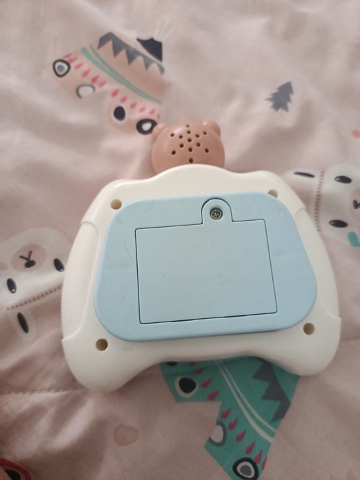 Já vem com pilha dentro do brinquedo funciona muito bem