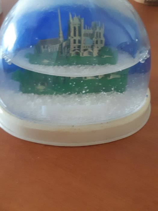 Globo de neve da para adicionar agua