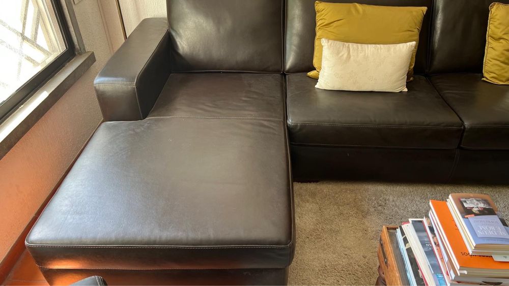 Sofá escuro com chaise longue