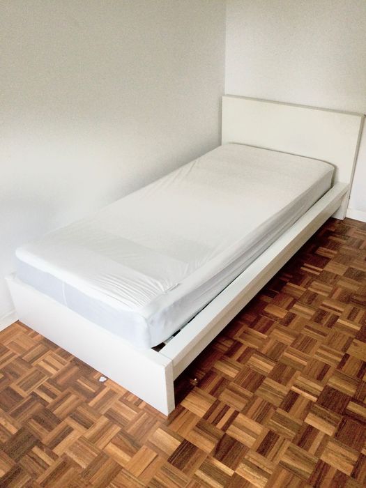 Duas camas individuais, com colchões