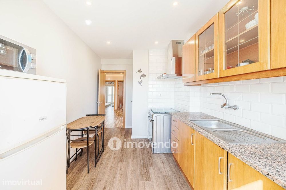 Apartamento T2 remodelado, com arrecadação, no Forte da Casa