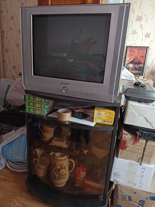 Телевизор с тумбой на колёсах.