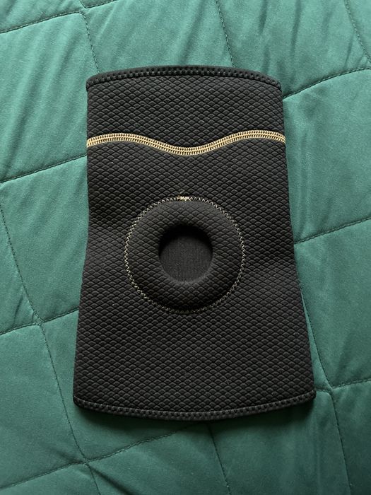 Opaska stabilizator neoprenowa na staw kolanowy kolano M