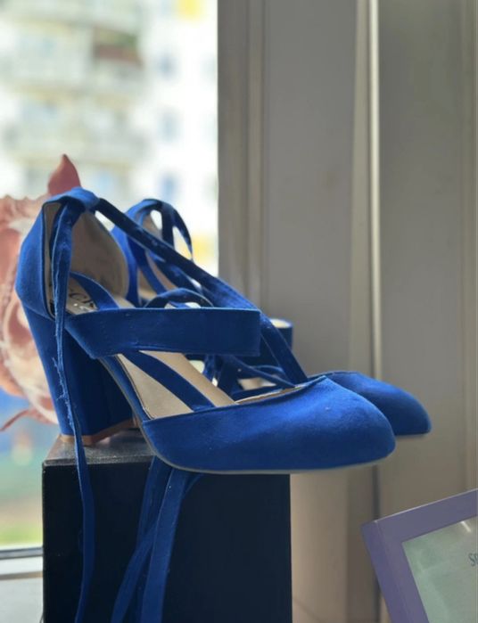 WIĄZANE NA KOSTCE BUTY na obcasie granatowe rozmiar 40