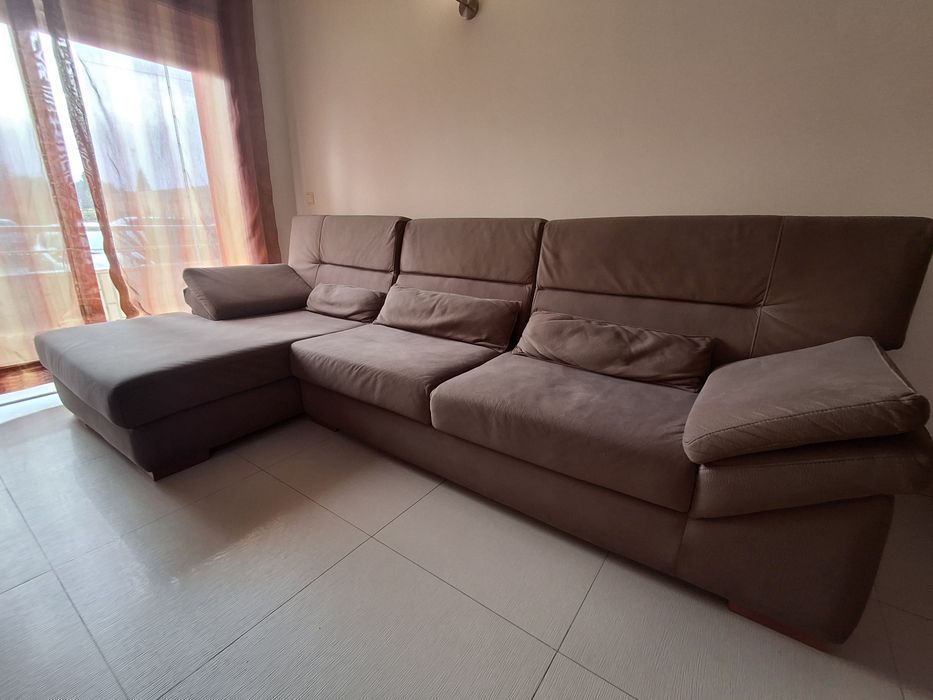 Um sofá  chaise longue
