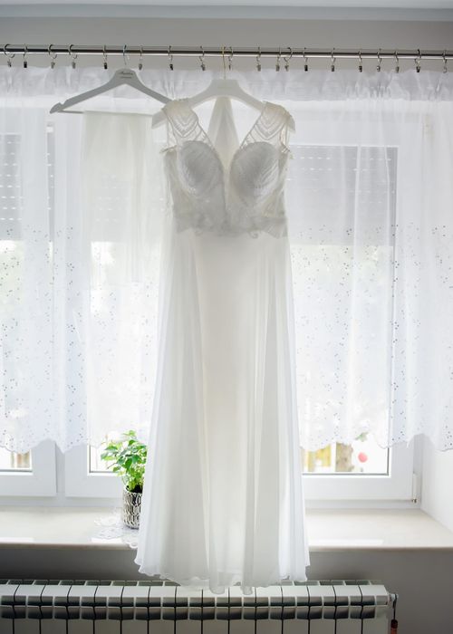 Suknia ślubna z trenem rozm. 42