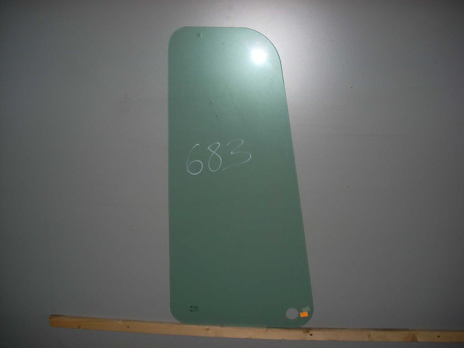 szyba ładowarka Merlo - boczna lewa  nr 683