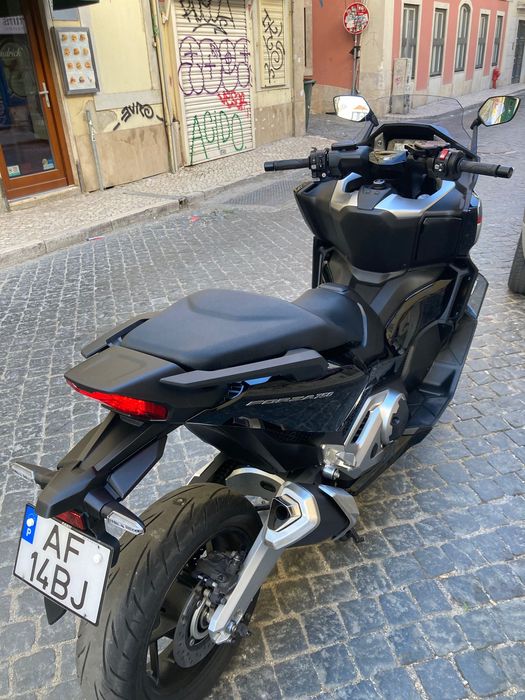 Honda Forza 750 em bom estado