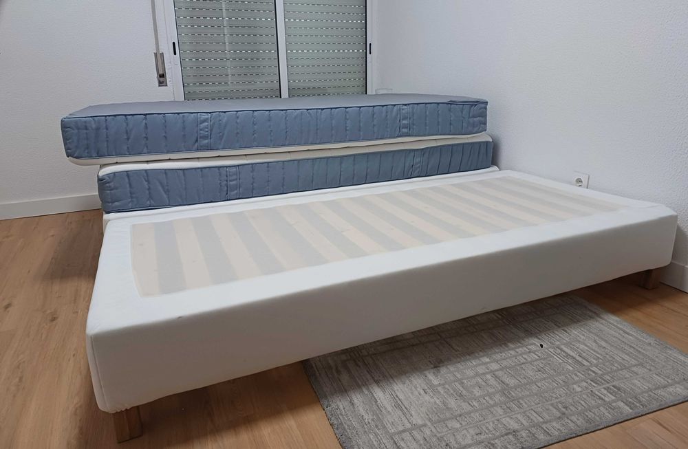 Duas camas de solteiro 90x200 cm - Colchão molas e Sommier c/pés.