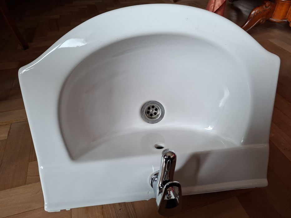 Umywalka wisząca z akcesoriami