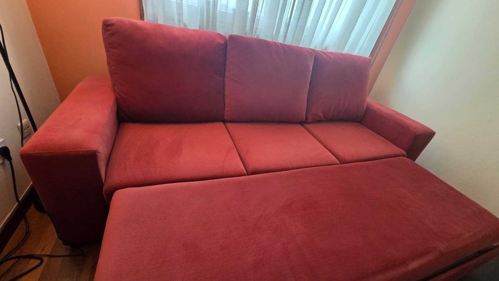 Sofá-cama em veludo vermelho - 3 lugares - Muito bom estado (Porto/Matosinhos)