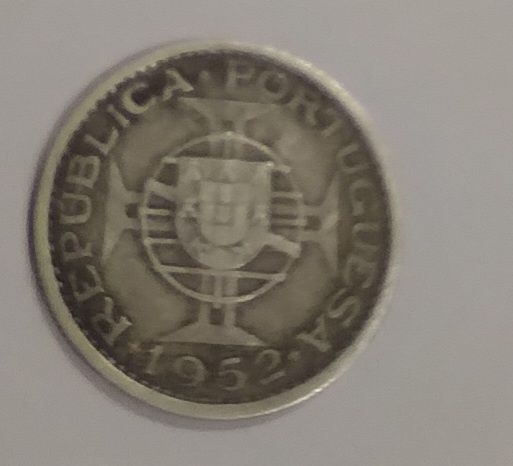 Diversas moedas antigas de Moçambique