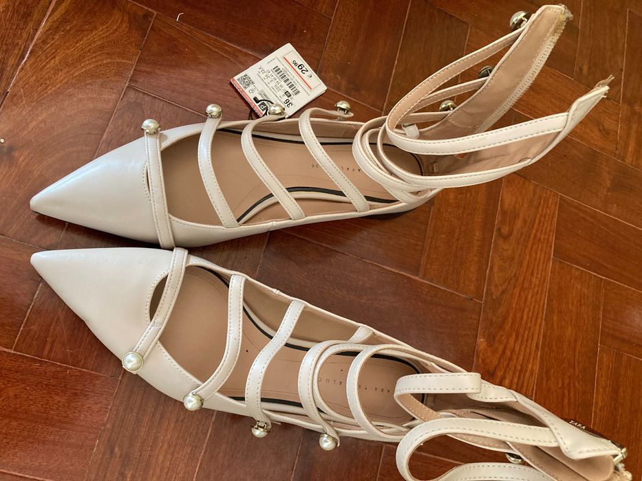 Sapatos com tiras e enfeite de botões tipo pérola 36