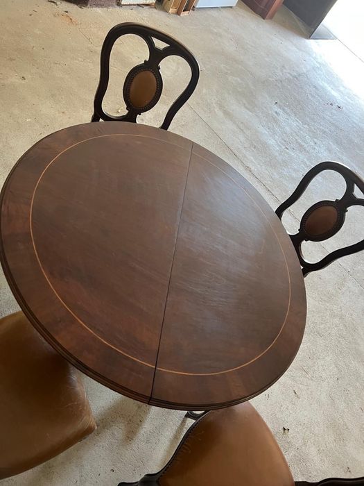 Mesa redonda extensivel e cadeiras